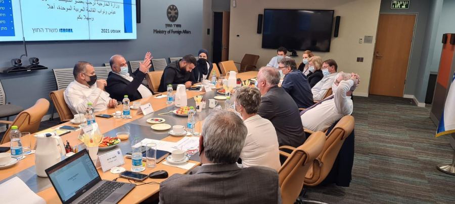 منصور وطه يجتمعان بوزير الخارجية لبيد 